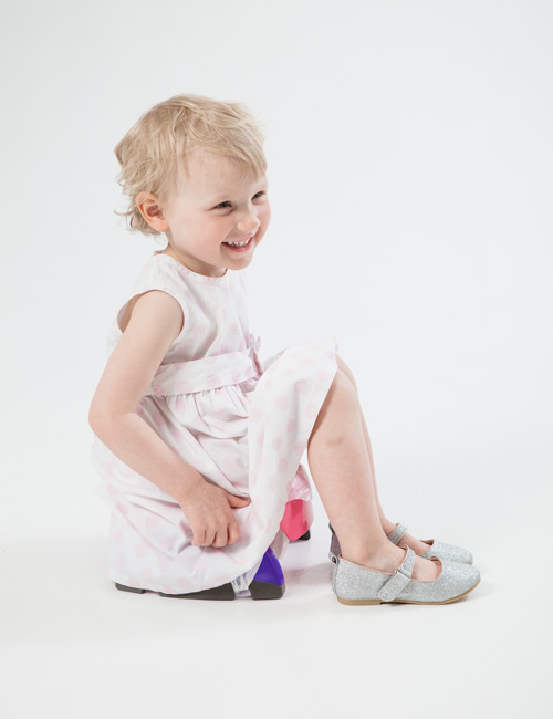 Pieni tyttö potalla